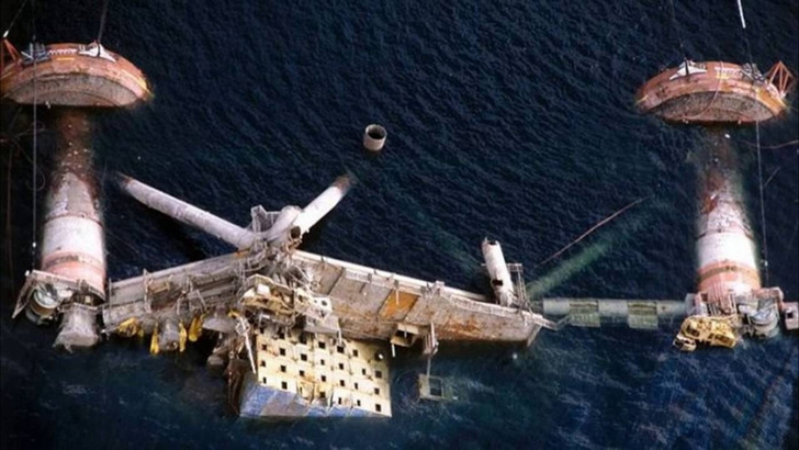 История одной фотографии: затонувшая нефтяная платформа в 1980 году