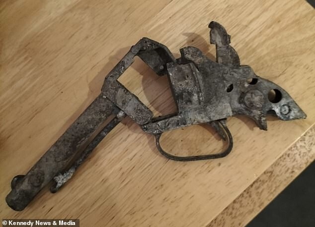 Старый игрушечный пистолет, найденный в туннеле