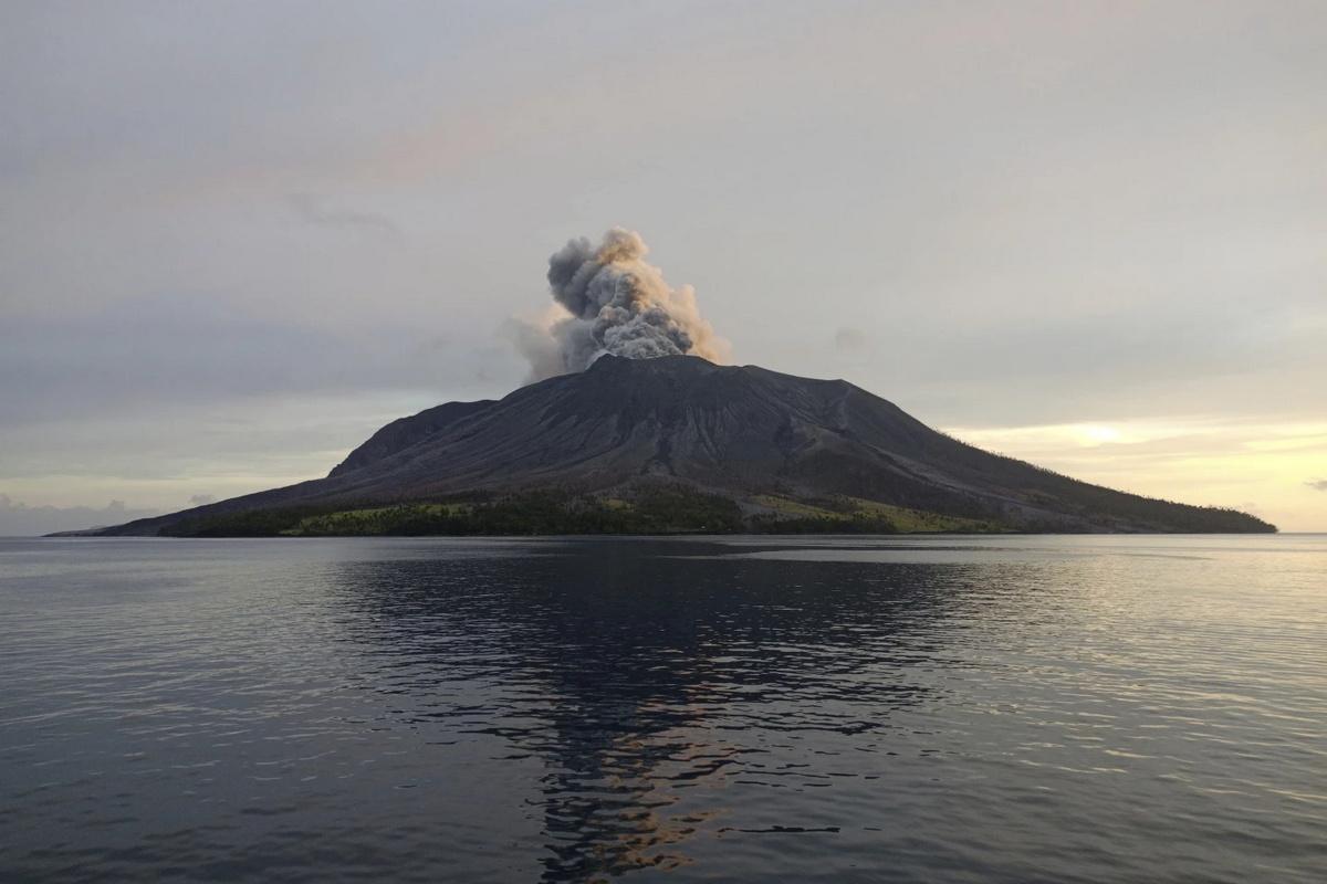 Более 2100 человек эвакуированы из-за извержения индонезийского вулкана