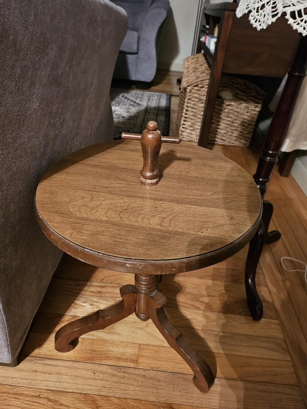 9. Стол с деревянным предметом, прикреплённым прямо посередине