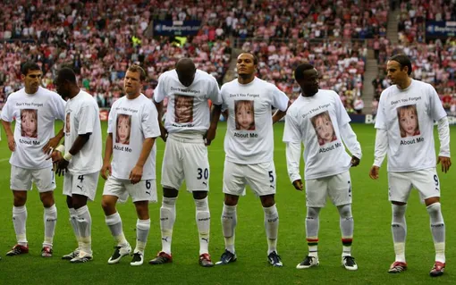 Игроки во время футбольного матча в футболках с портретом Мадлен, 11 августа 2007 года