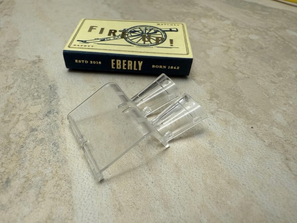 11. Прозрачный пластиковый предмет, нашёл на подоконнике