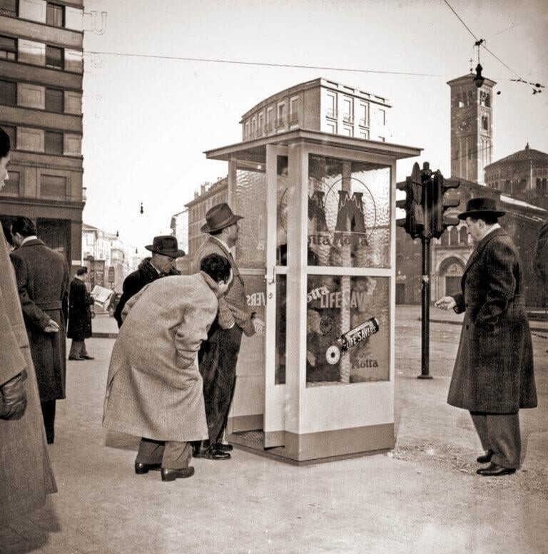 9. Прохожие возле первой телефонной будки Милана (1952 год)