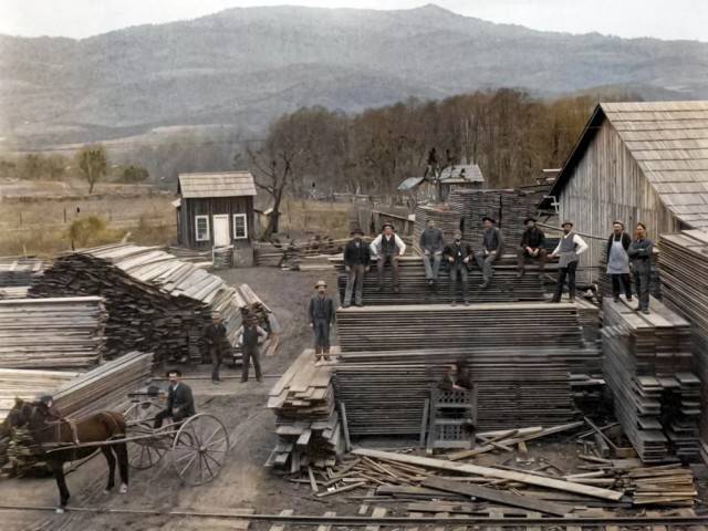 Мужчины на лесопилке, конец 1880-х годов.