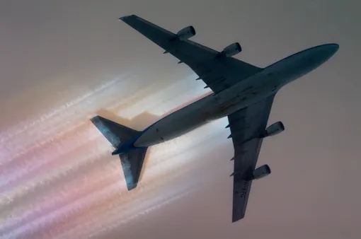 Радужный конденсационный след