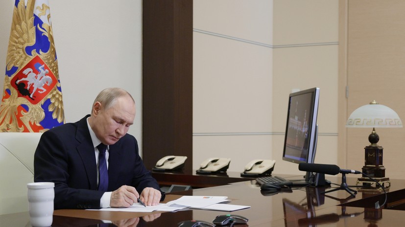 Новые условия рассрочки, повышение госпошлин, борьба с экстремистами и борщевиком: Путин подписал ряд новых законов