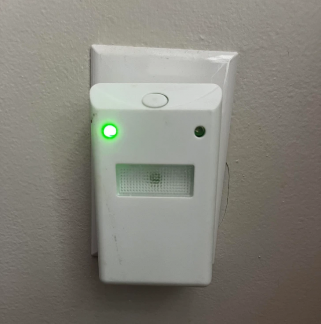 «Не могу понять, что это. Он мигает. Когда мы переехали в старый дом, там было два похожих предмета»