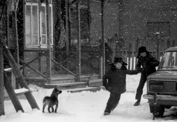 Радость от простых вещей: как снизить перегруз. Радость от первого снега, запуск воздушного змея — простые вещи приносили искренние яркие эмоции. Источник изображения: kulturologia.ru. Фото.