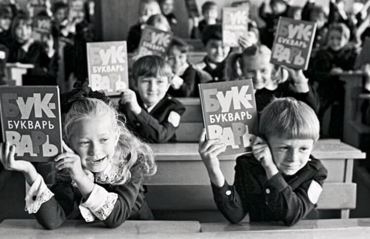 Почему День знаний отмечается 1 сентября: подборка удивительных фактов. День знаний отмечают 1 сентября не только в России, но и в Беларуси, Казахстане и Армении. Источник фотографии: onedio.ru. Почему День знаний отмечается 1 сентября: подборка удивительных фактов. День знаний отмечают 1 сентября не только в России, но и в Беларуси, Казахстане и Армении. Источник фотографии: onedio.ru. Фото.