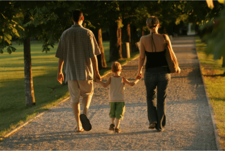 Вечерняя прогулка для здоровья и сна. Даже короткие прогулки снижают стресс и улучшают самочувствие и, как следствие, улучшают сон. Источник изображения: mavink.com. Фото.