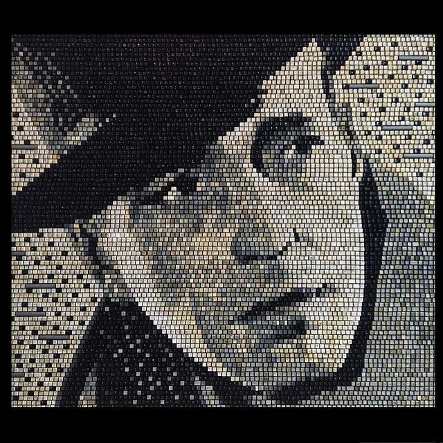 Художник создает мозаичные портреты из клавиш компьютерной клавиатуры