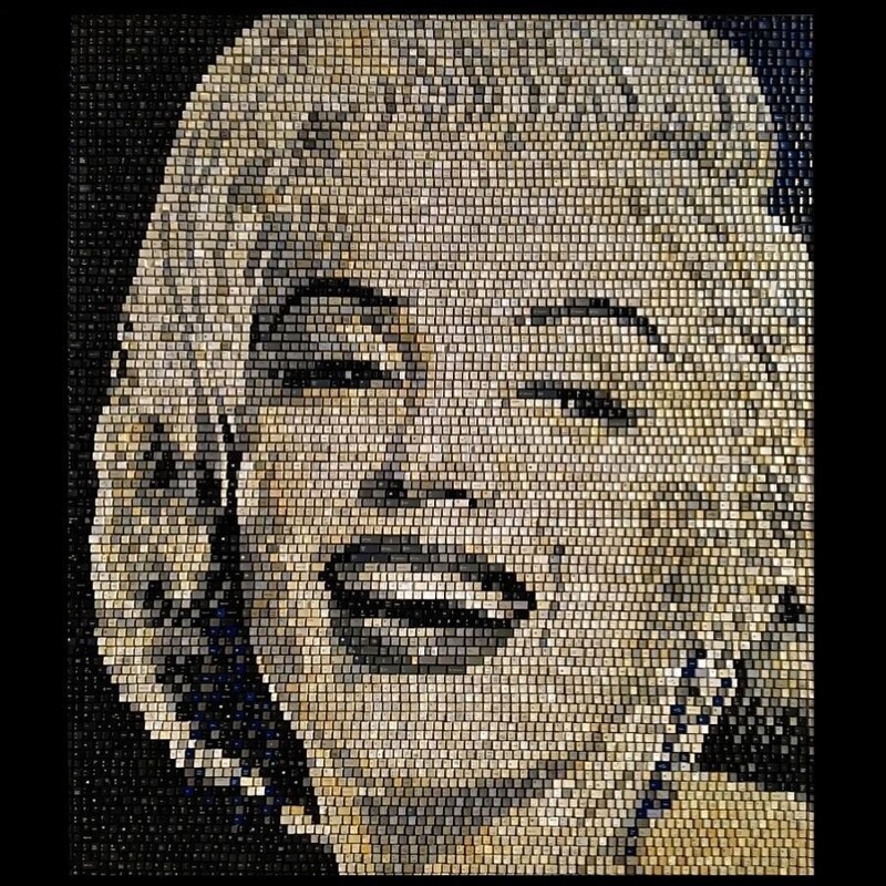 Художник создает мозаичные портреты из клавиш компьютерной клавиатуры