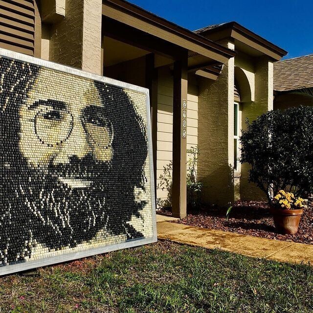 Художник создает мозаичные портреты из клавиш компьютерной клавиатуры