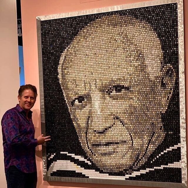 Художник создает мозаичные портреты из клавиш компьютерной клавиатуры