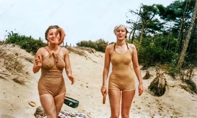 Девушки отдыхают на пляже. Германия, г. Кранц, 1937 год.