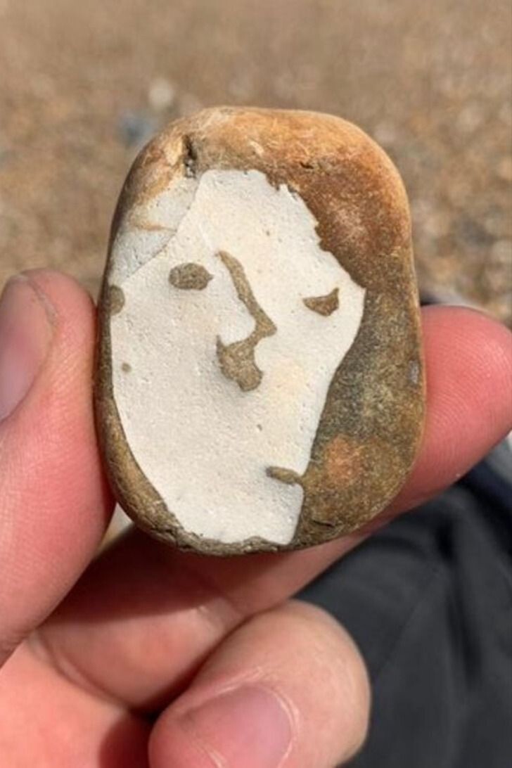 12. Пикассо на камешке