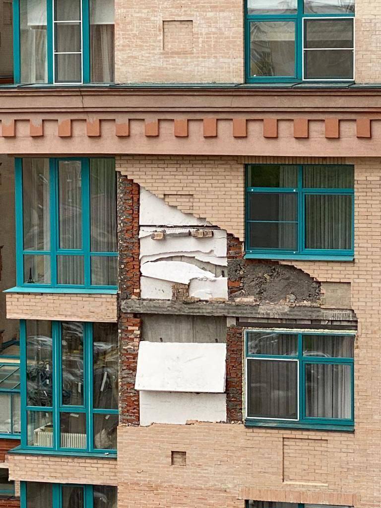 "За фасадом «премиального» ЖК — битый кирпич и палки: москвичи ужаснулись состоянию домов "топового" застройщика "За фасадом «премиального» ЖК — битый кирпич и палки: москвичи ужаснулись состоянию домов "топового" застройщика