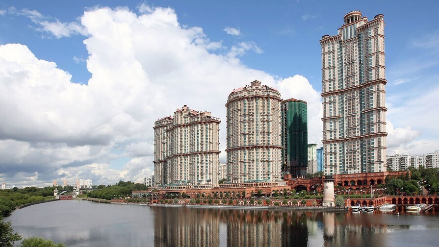 "За фасадом «премиального» ЖК — битый кирпич и палки: москвичи ужаснулись состоянию домов "топового" застройщика "За фасадом «премиального» ЖК — битый кирпич и палки: москвичи ужаснулись состоянию домов "топового" застройщика