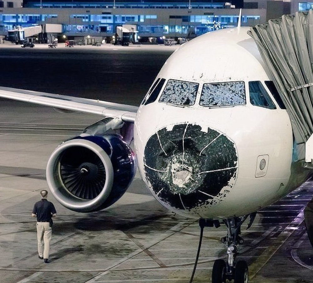 Сначала пилотам казалось, что они держат ситуацию под контролем. Но потом погода испортилась так, что пришлось экстренно садить самолет! А что делать, если тебе в лицо летят куски льда размером с футбольный мяч! Сначала пилотам казалось, что они держат ситуацию под контролем. Но потом погода испортилась так, что пришлось экстренно садить самолет! А что делать, если тебе в лицо летят куски льда размером с футбольный мяч!