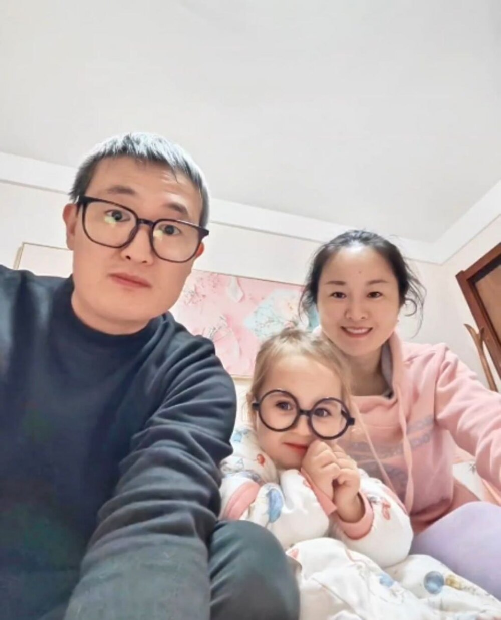 У китайской пары родилась голубоглазая девочка со светлыми волосами У китайской пары родилась голубоглазая девочка со светлыми волосами