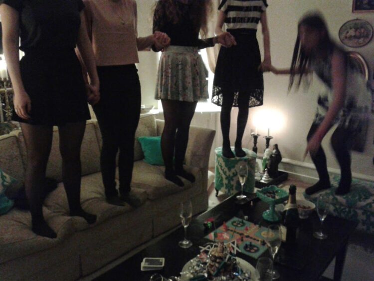 Виноград, тарелки и чемоданы: необычные новогодние традиции разных стран. В Дании люди в полночь встают на стулья, диваны или кресла и с последним ударом часов дружно спрыгивают на пол. Источник изображения: prokrolik.ru. Фото.