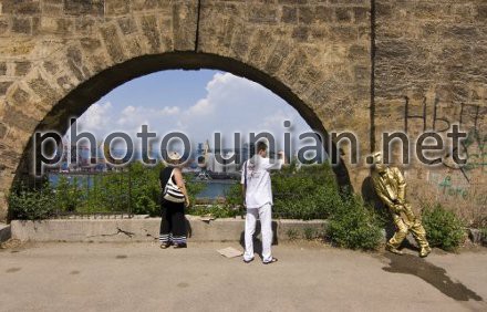 Турист фотографирует памятник &rdquo;Писающему Сталину&rdquo; в Одессе